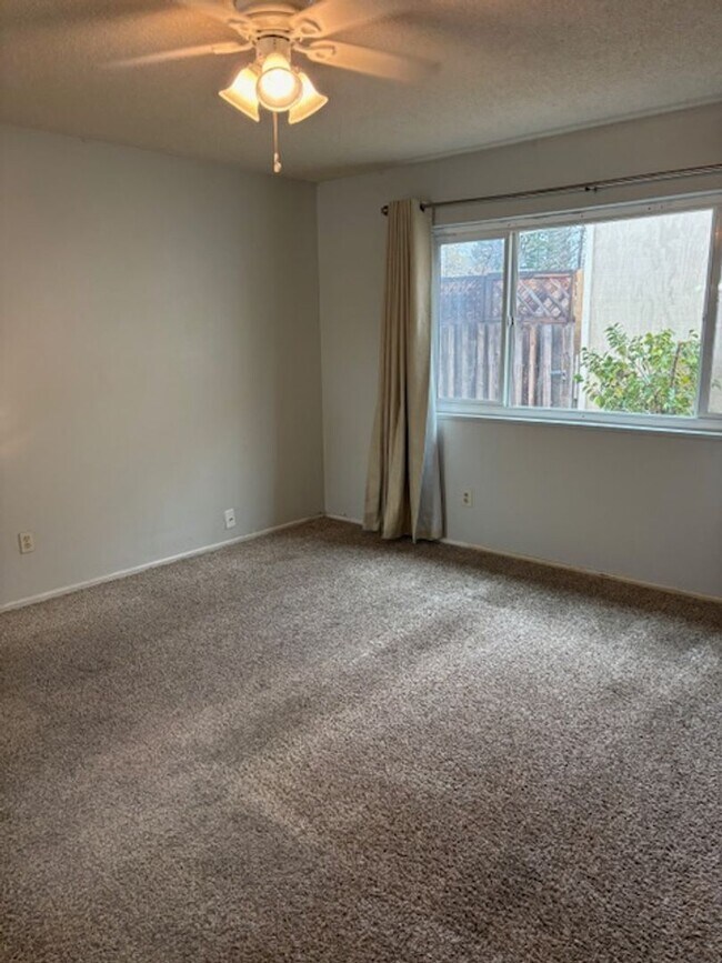 Building Photo - Fair Oaks Bungalow!