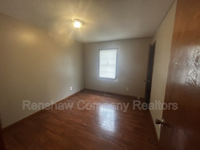 Building Photo - 109 McLin St