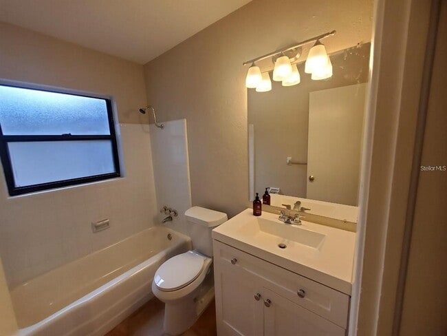 Building Photo - 1812 Pineview Cir