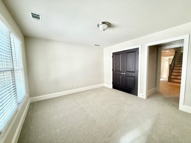 Building Photo - 2041 Mendenhall Cir