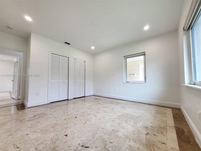 Building Photo - 825 Cremona Ave