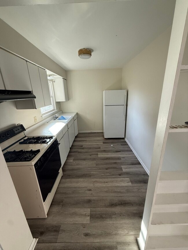 Building Photo - 1060 W Hickory St