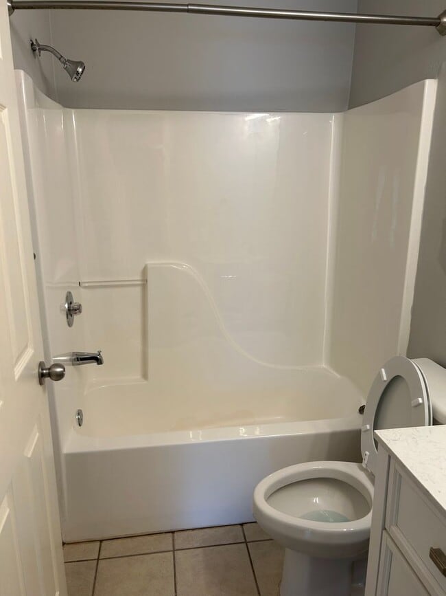 Building Photo - 904 E 5th St