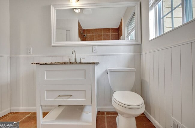 Building Photo - 183 Pine St NE