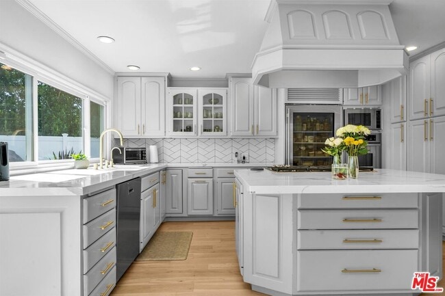 Building Photo - 2324 Banyan Dr