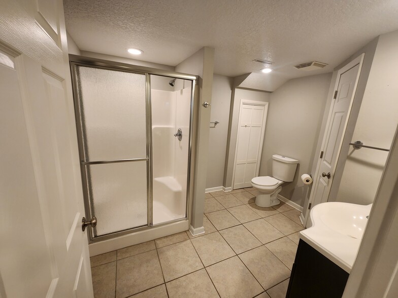 Down stairs bath room - 4660 NW 62nd Ave