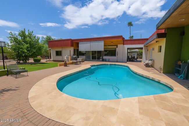 Building Photo - 8433 E Cactus Rd