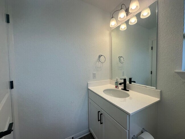 Building Photo - 3 Bed 2 Bath in Liberty Hill Tx