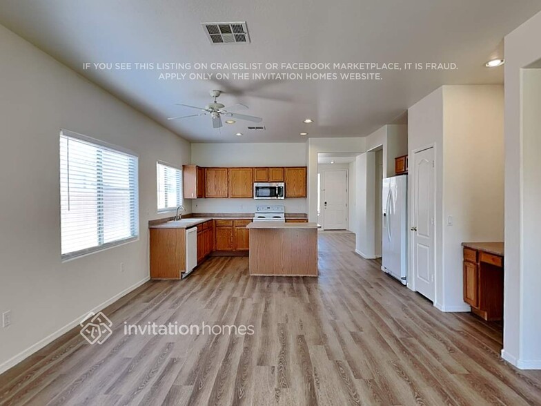 Building Photo - 2103 E La Costa Dr