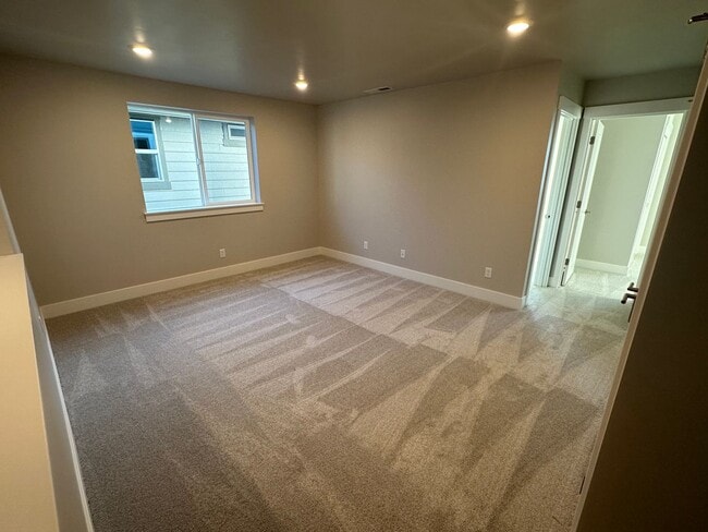 Building Photo - New Pahlisch Home in Petrosa! Pets Welcome...