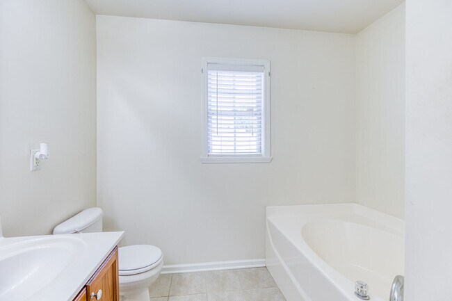 Building Photo - Beautiful 2-Story 3 bedroom and 2.5 townhouse in High Point, off Skeet Club Rd and Eastchester