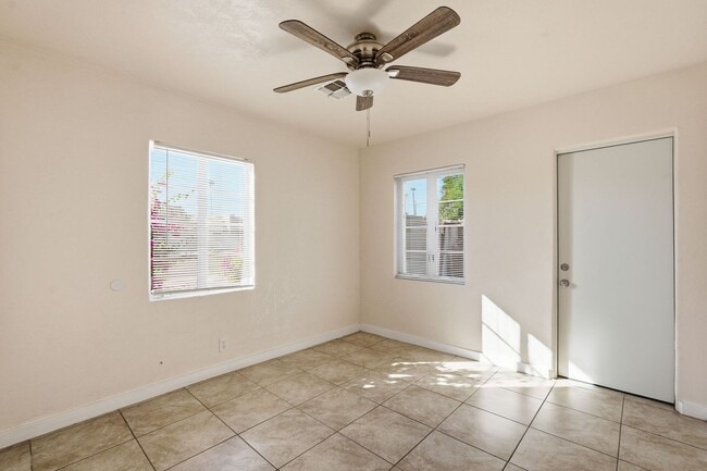 Building Photo - Great complex in Central Phoenix