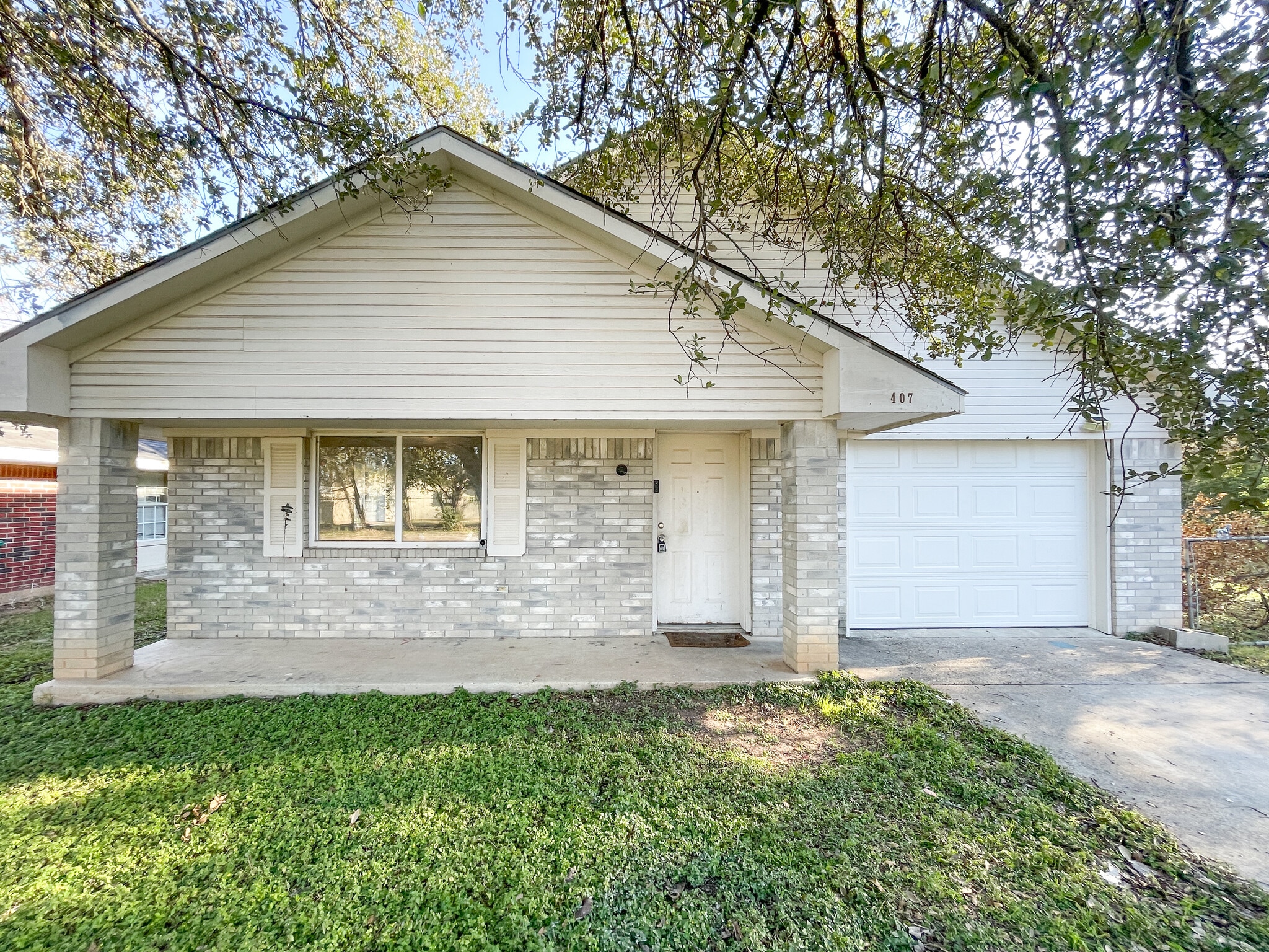 Building Photo - 407 N Bermuda St