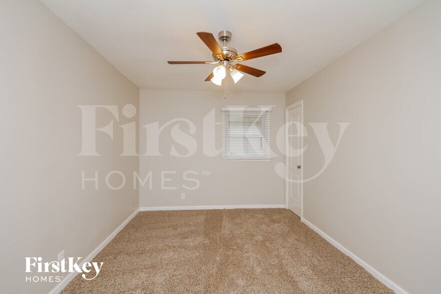 Building Photo - 823 Oriole Dr