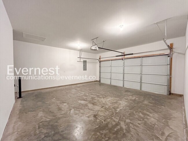 Building Photo - Limited Time Special Offer / 3 Bed/2 Bath Home with Garage / Pet-Friendly / Vouchers Accepted / A...