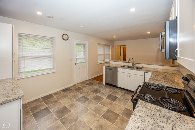 Building Photo - 628 Ash Dr