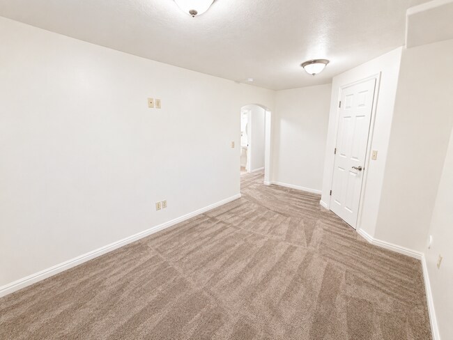 Building Photo - Spacious 5-Bedroom Sandy Home with Large Fenced Yard