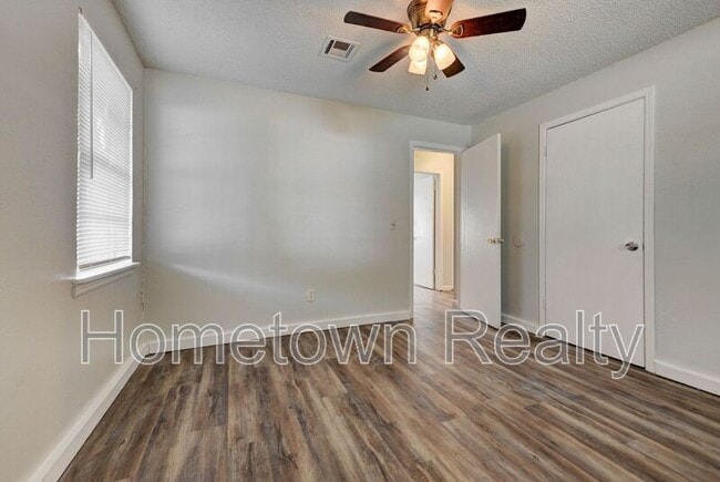 Building Photo - 208 W Shadywood Dr