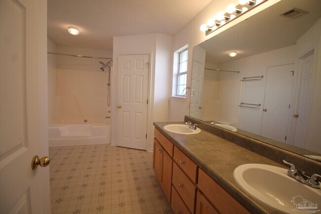 Building Photo - 10319 Wailuku Dr