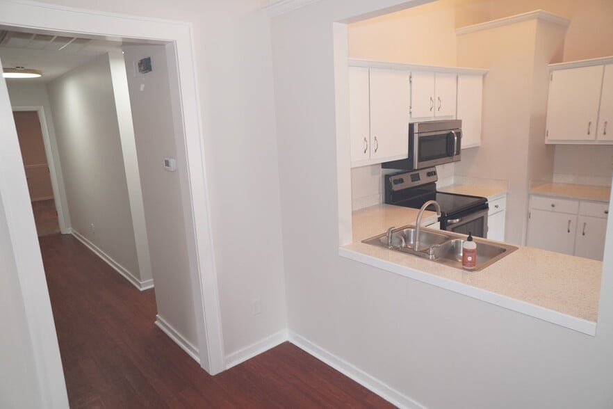 Building Photo - 1133 Oakcrest Dr