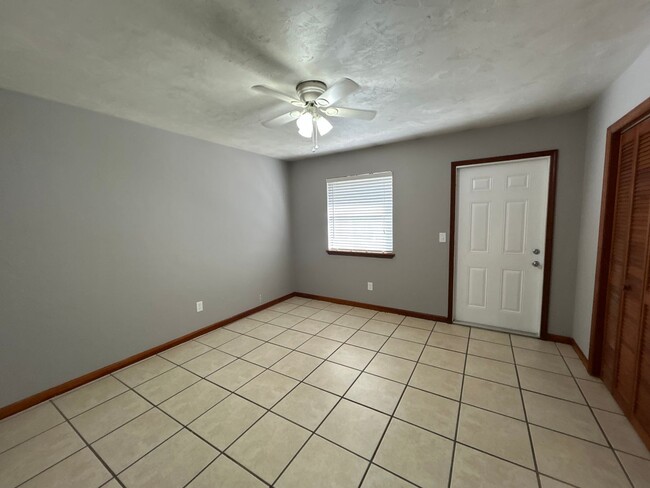 Building Photo - Spacious 1 Bedroom 1 Bathroom! Located Off Ocala Road.