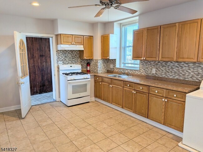 Building Photo - 239 Union Blvd