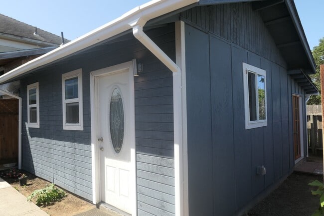 Building Photo - Studio Apartment Available. Watsonville, C...