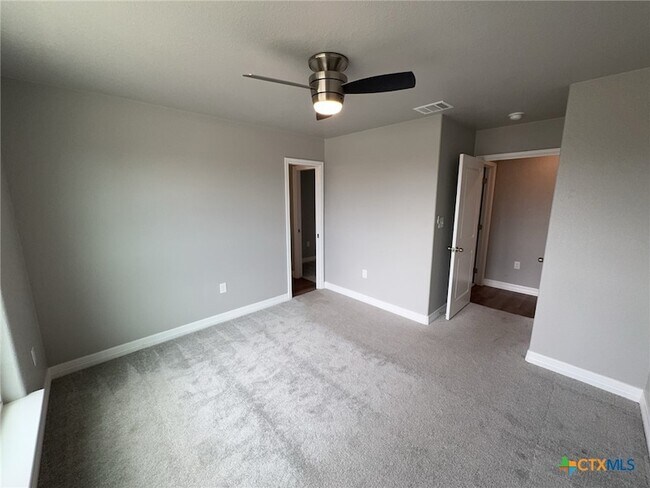 Building Photo - 907 Holliday Dr