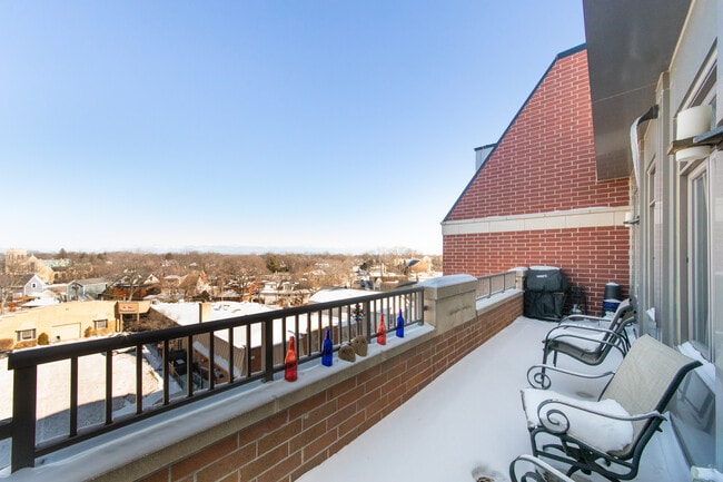 Building Photo - 120 N Northwest Hwy