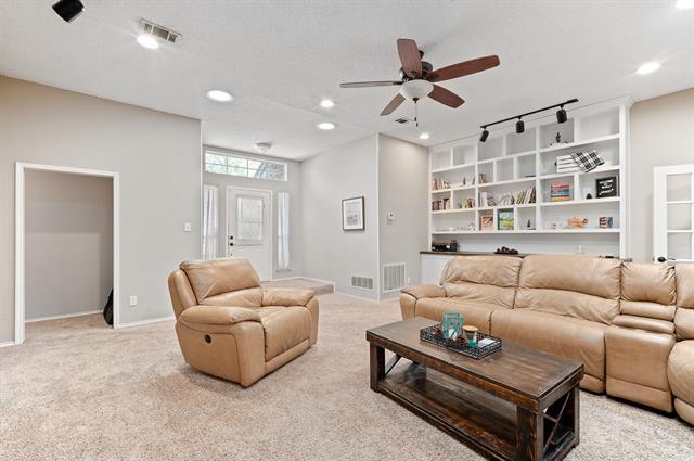 Building Photo - 2224 Carriage Hill