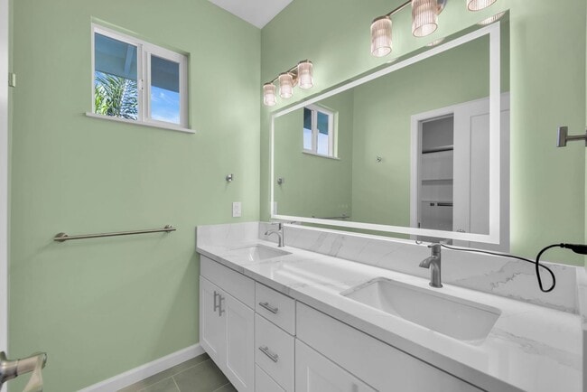 Building Photo - 1276 S Nahale Pl