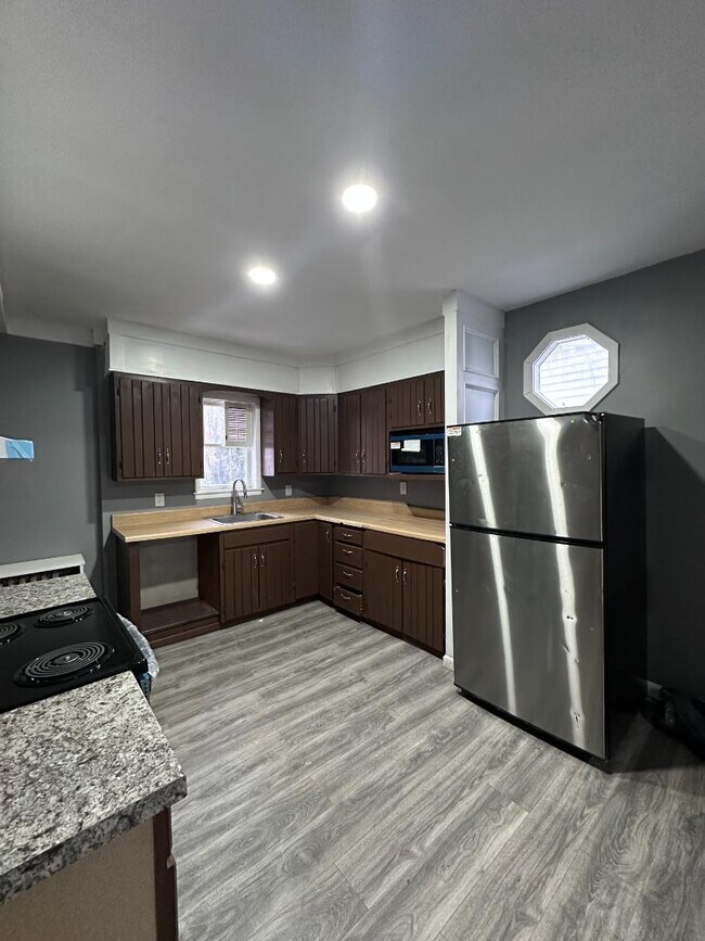 Building Photo - 81 Ashley St