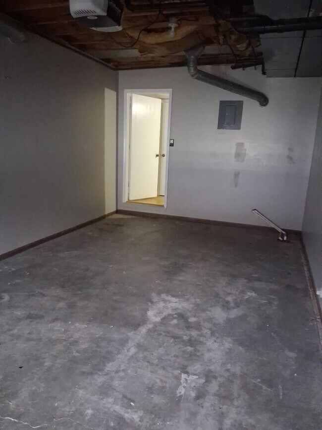 GARAGE - 704 S 40th St