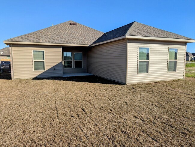 Building Photo - Welcome to Metairie Place!