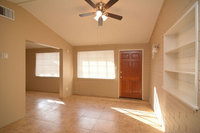 Building Photo - Charming 2 Bedroom 1 Bath Home! Central Tucson Location!