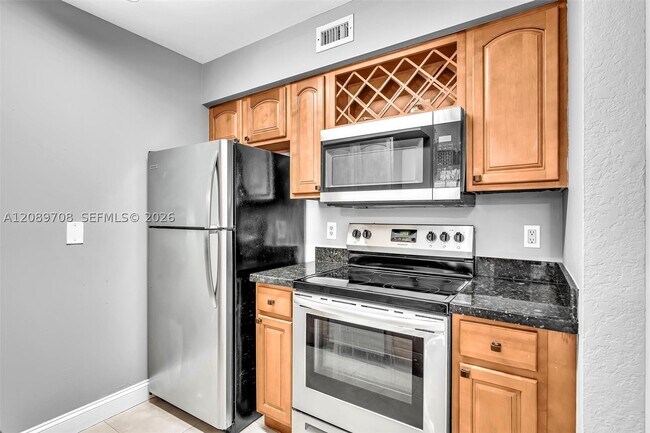Building Photo - 2820 N Oakland Forest Dr