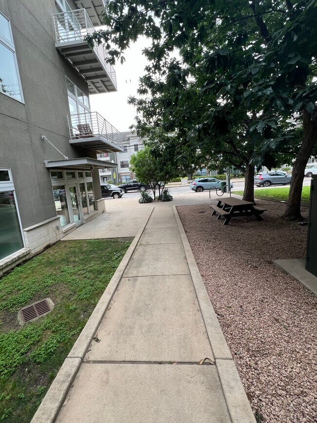 Building Photo - 2124 E 6th St