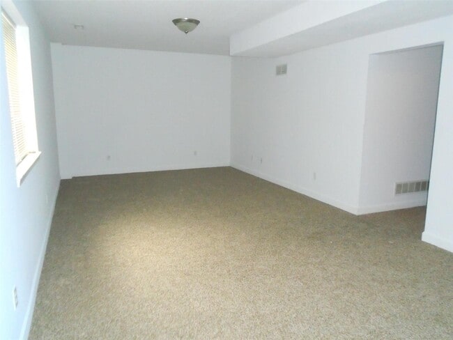 Building Photo - 706 Titan Dr