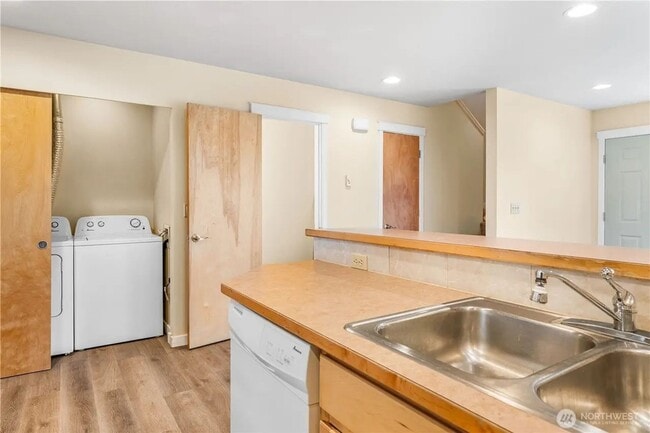 Building Photo - 5863 Cedar St