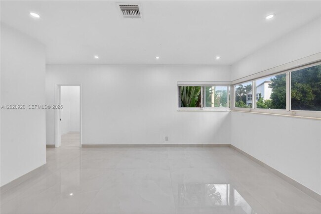 Building Photo - 1101 S Shore Dr