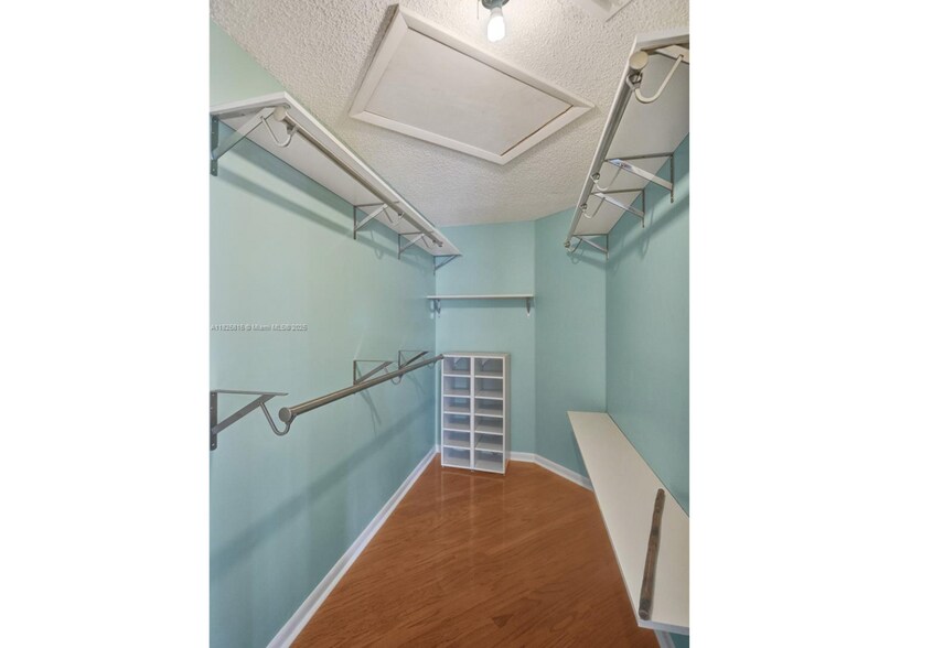 Building Photo - 8820 Woodside Ct