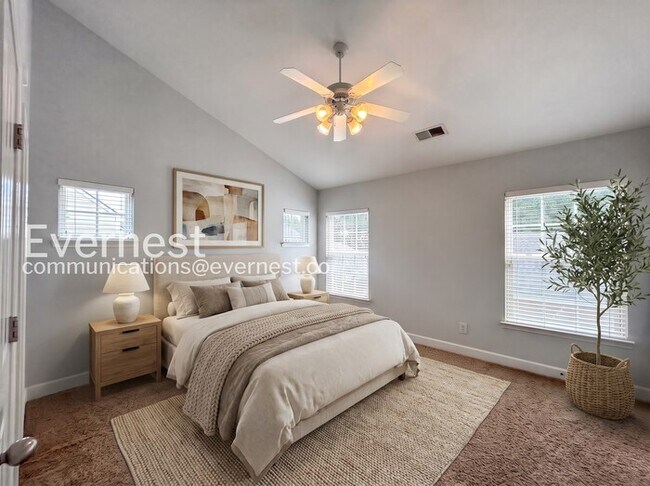 Building Photo - 2 Bed/2.5 Bath Townhome with Fenced Yard & Garage / Pet-Friendly / Available Now!