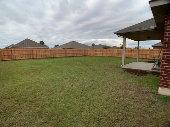 Building Photo - Newer 3 Bedroom off I-240