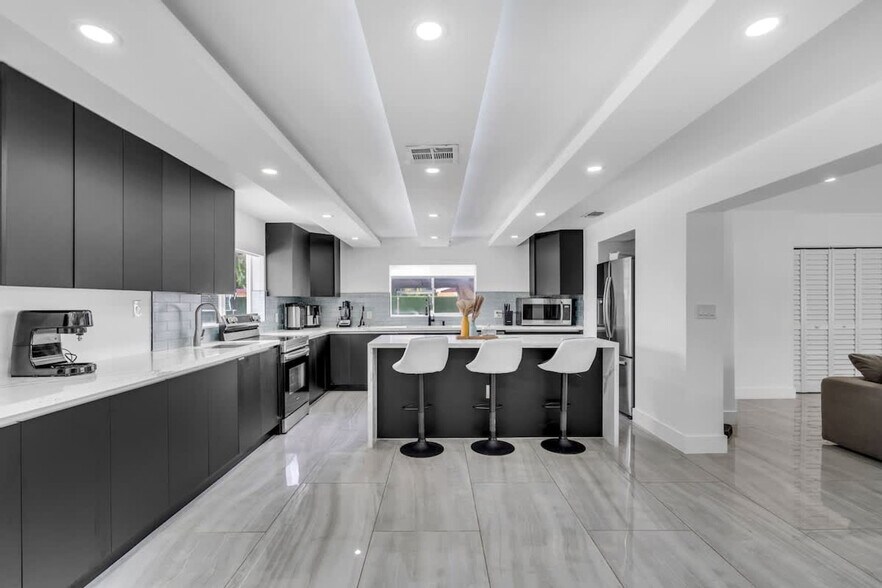 Building Photo - 1255 NE 199th St