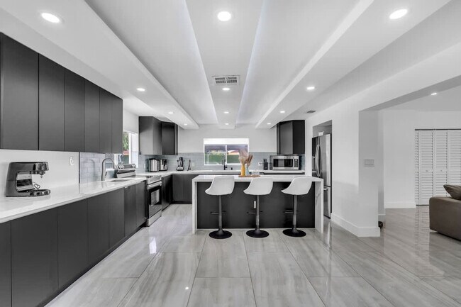 Building Photo - 1255 NE 199th St