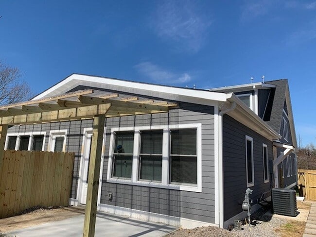 Building Photo - 628 Shelby Ave