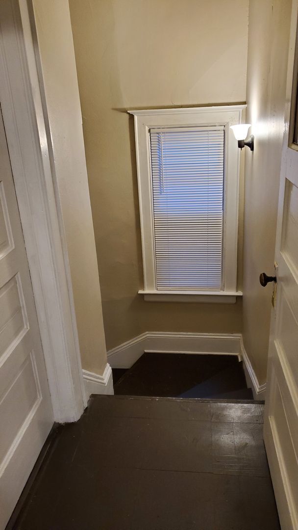 Building Photo - Newly Updated Spacious Three Bedroom Upper...
