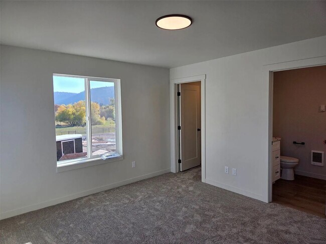 Building Photo - 819 9th Ave W