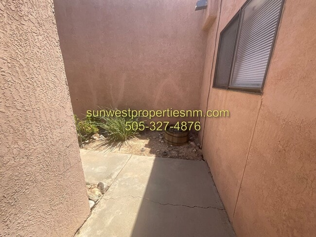 Building Photo - 2 Bed, 2 Bath Townhouse