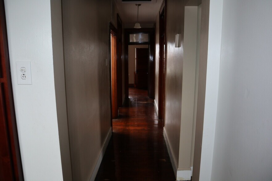 Building Photo - 426 Broad Ave